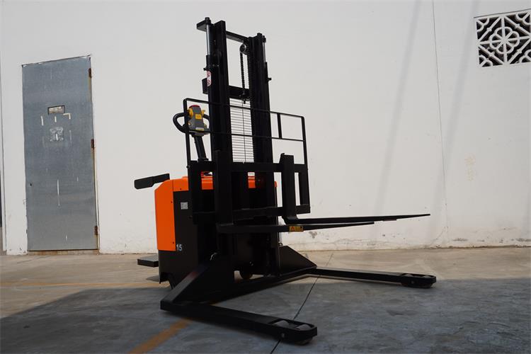 寬腿全電動(dòng)堆高車(chē) (41) 寬腿全電動(dòng)堆高車(chē) (41)